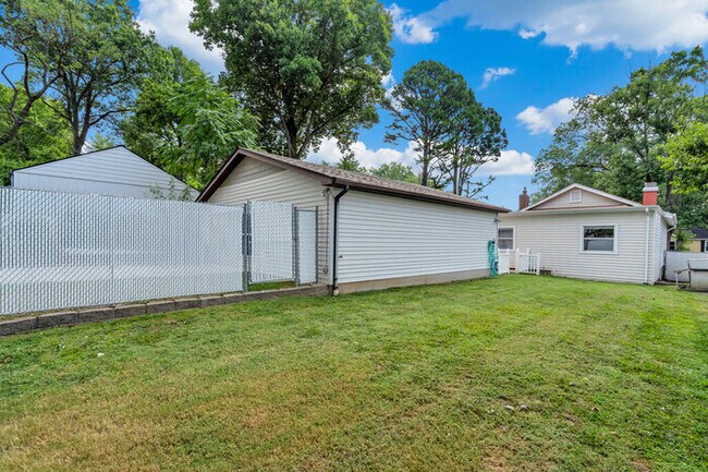 Building Photo - 631 Clover Ln