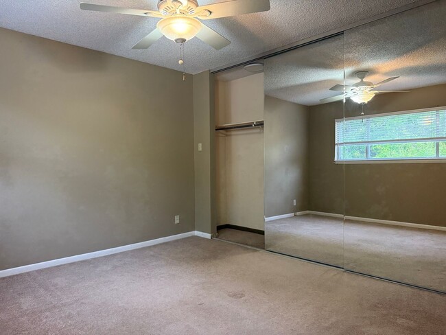 Building Photo - 10 Hampshire Cir