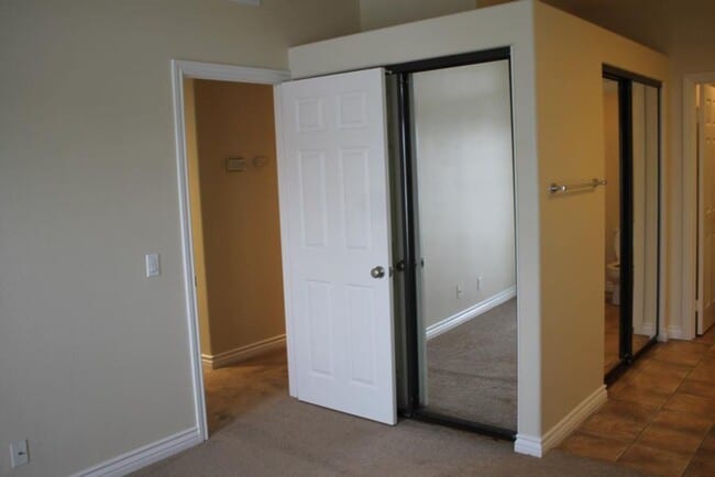 Building Photo - 2Bed/2Bath End Unit in Gated Community~ Ra...