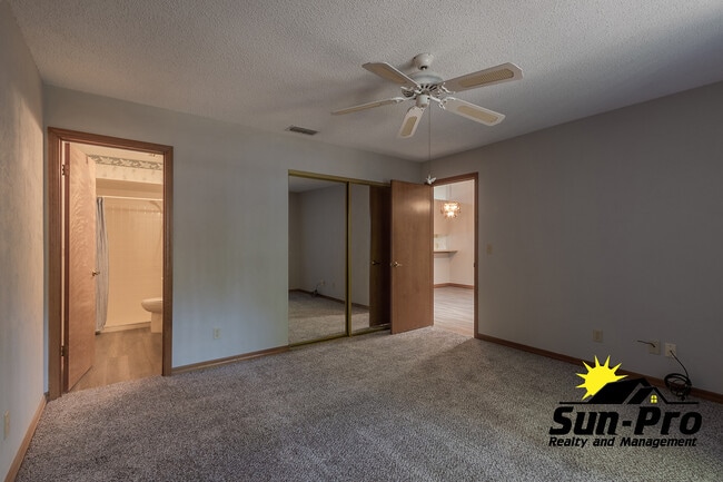 Building Photo - 1113 Oak Forest Cir