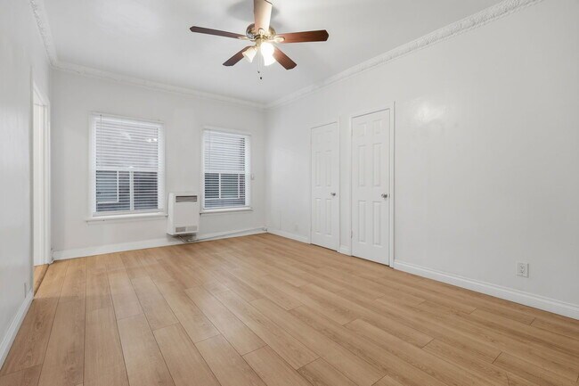 Building Photo - 724 S Mariposa Ave