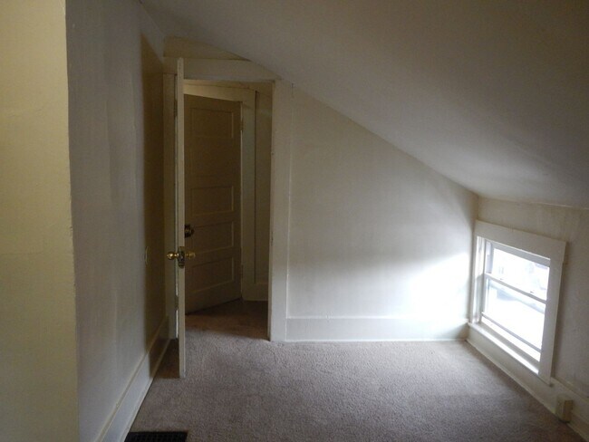 Building Photo - AVAILABLE 6/1/26 - House for Rent Near Sho...