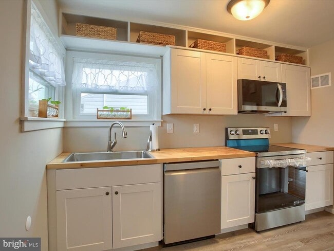 Building Photo - 1300 Strafford Rd