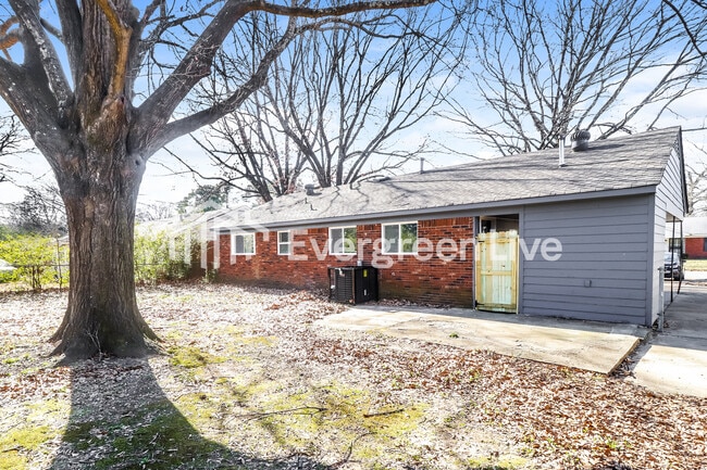 Building Photo - 3196 Southbridge St