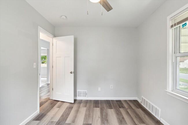 Building Photo - $1,050/month - 2 Bed 1 Bath