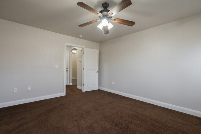 Building Photo - 3 bed 2 bath home with fully-fenced yard