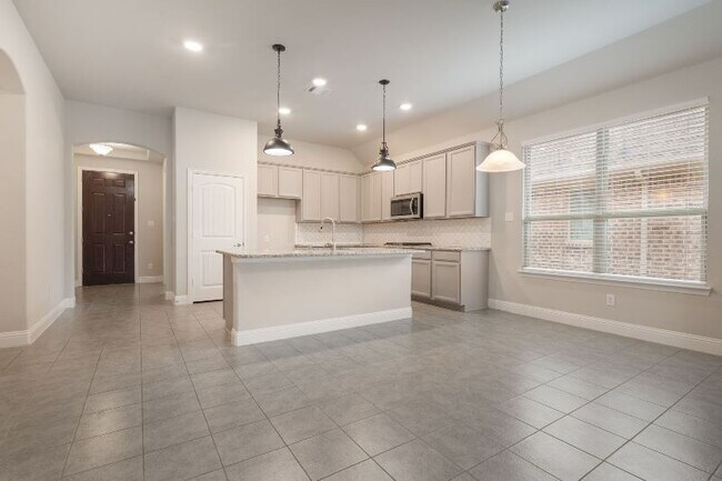 Building Photo - "Beautiful 3-Bed, 2-Bath Retreat in Northl...
