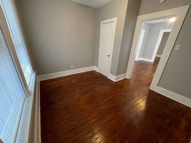 Building Photo - 215 Paschal St
