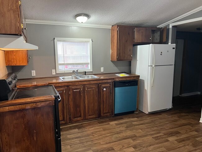 Building Photo - Chris McG 744