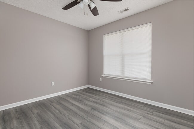 Building Photo - 323 Willow Oak Dr