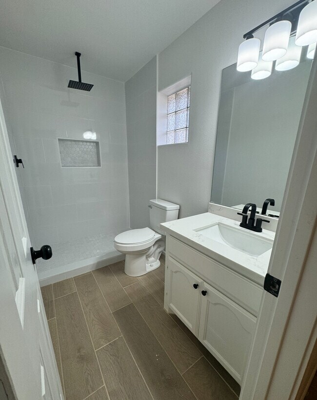 Building Photo - 1710 Tampa St