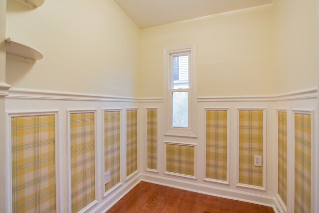 Building Photo - Beautiful 2 Bedroom, 2 Bathroom Historical Row Home