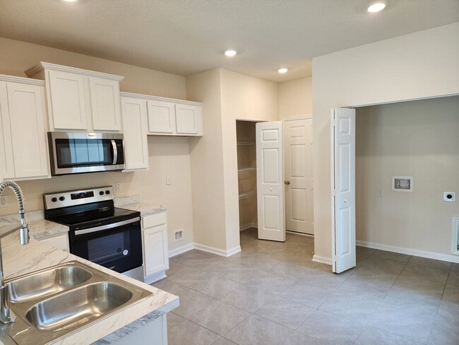 Building Photo - ***TWO WEEKS FREE*** New beautiful Three bedroom Two and a half bath two-story townhome