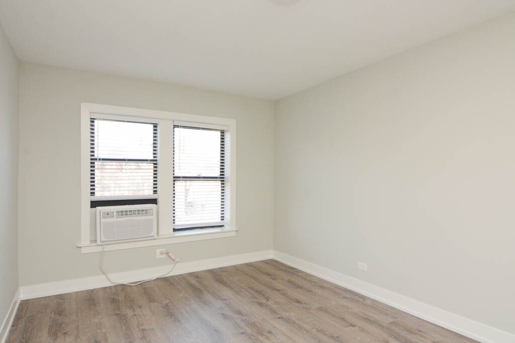 Building Photo - 735 W Brompton Ave