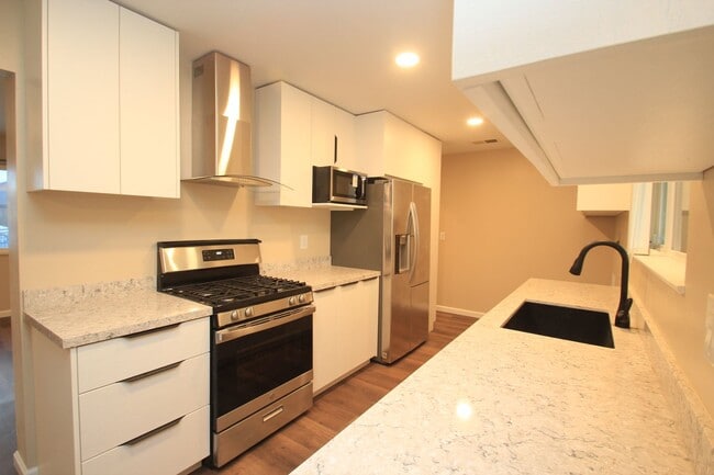 Building Photo - Charming 3-Bedroom Home with Spacious Layo...