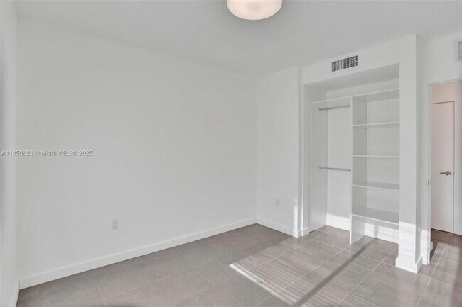 Building Photo - 2 bedroom in Hallandale FL 33009