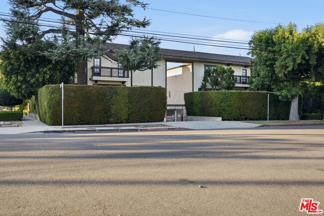 Building Photo - 13025 Moorpark St