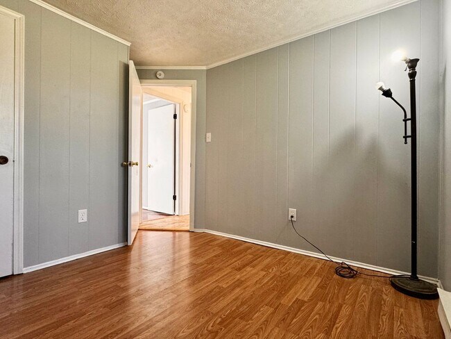 Building Photo - 1502 6th St SE