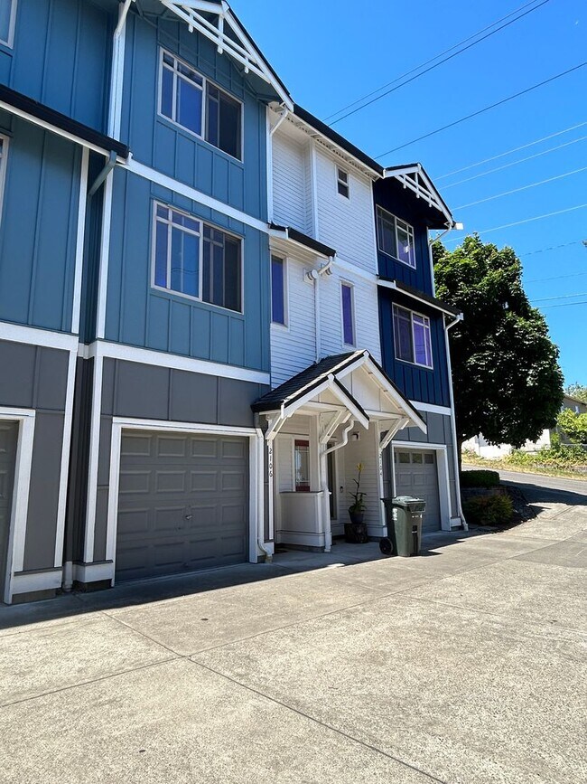 Building Photo - 2106 Yakima Ct S