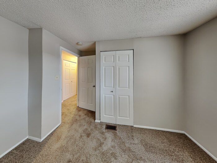 Building Photo - 3025 Oneida Rd