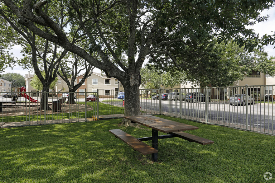 Picnic Area - FoxFire Apartments