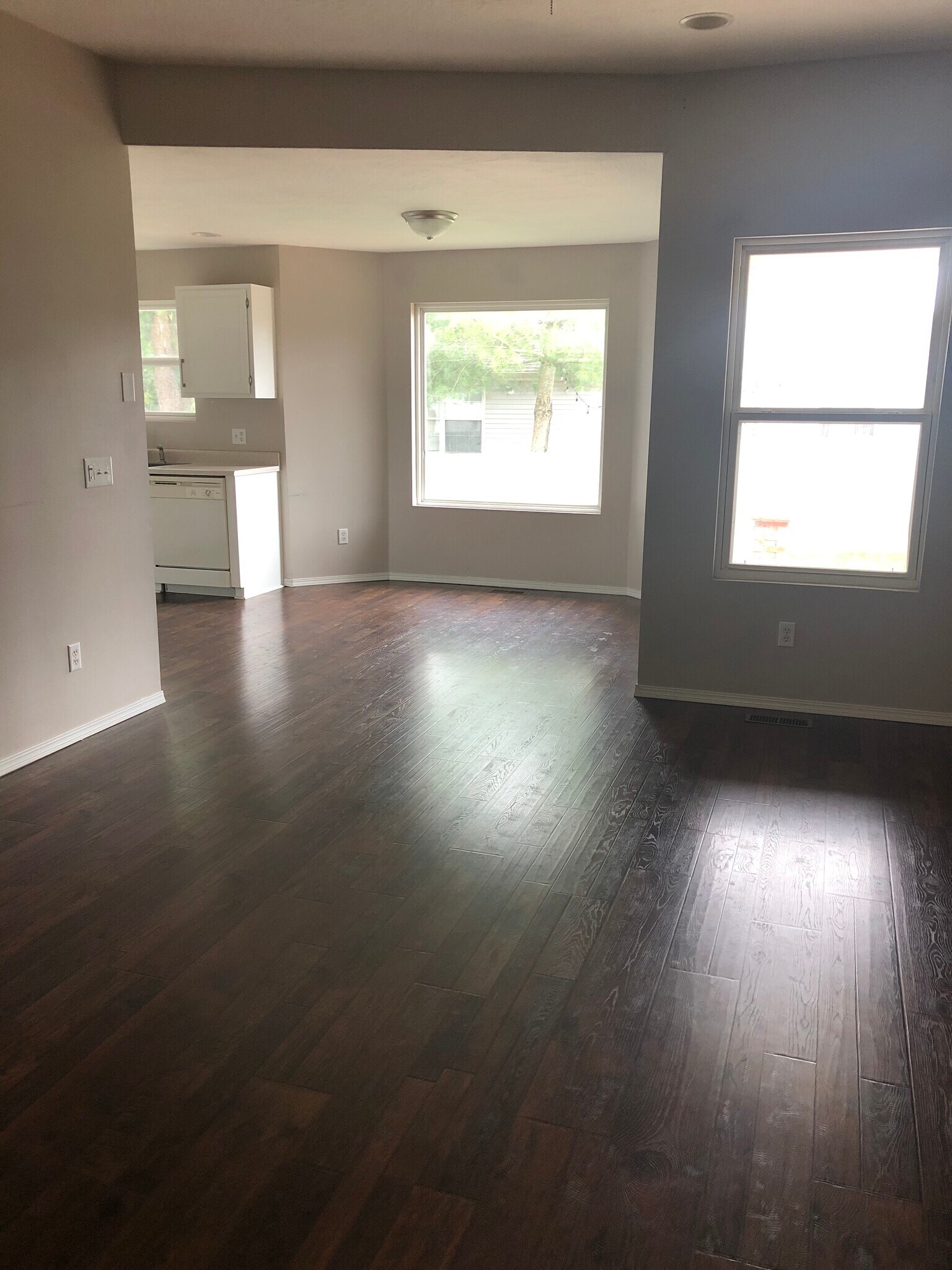 Building Photo - 850 W Hickory Nut Ct