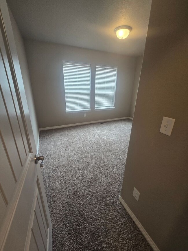 Building Photo - 2421 Ridge Top Dr