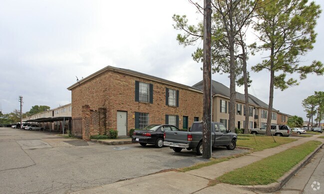 Building Photo - Hidden Pines