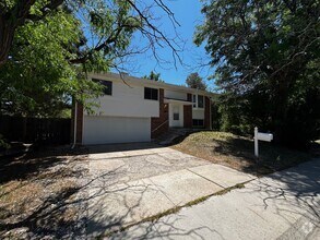 Building Photo - Spacious Aurora Home
