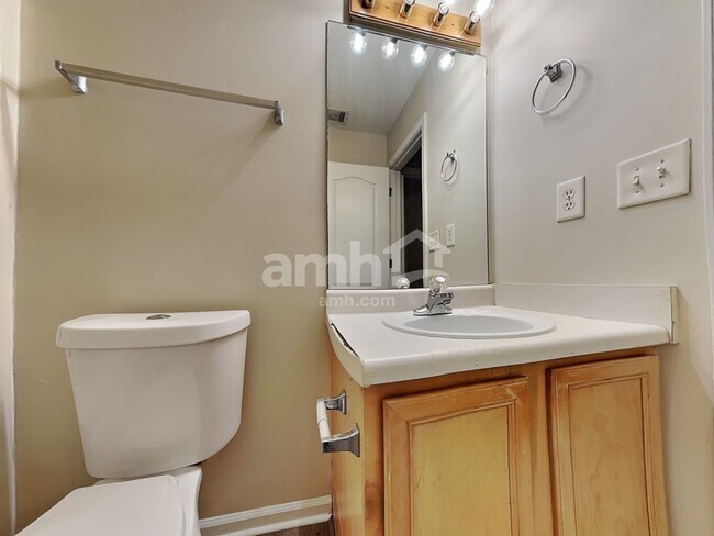 Building Photo - 1054 Falls Brooke Dr