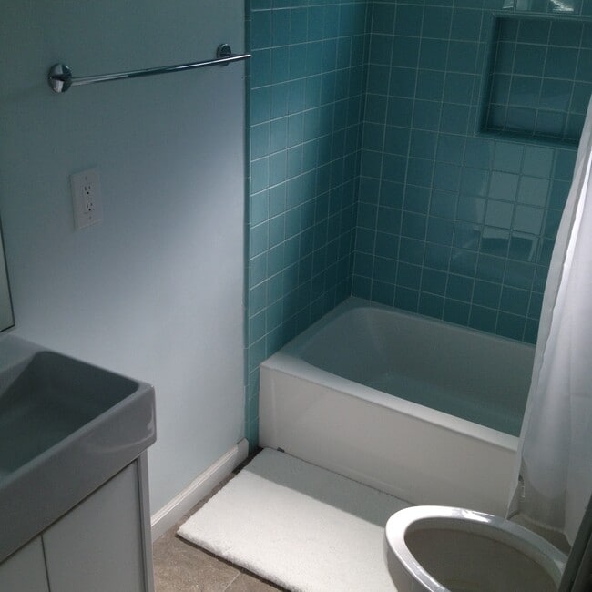 Building Photo - Beautiful 2bd/1ba Upstairs Duplex with a H...