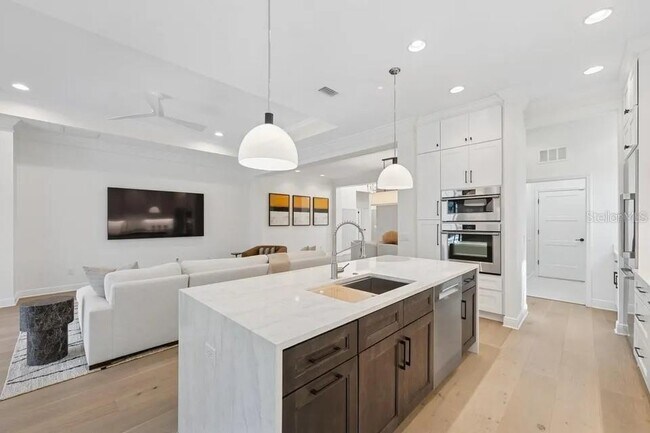 Building Photo - 7346 Edenmore St