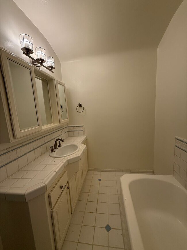 Building Photo - Amazing 3 Bedroom Montrose Home!