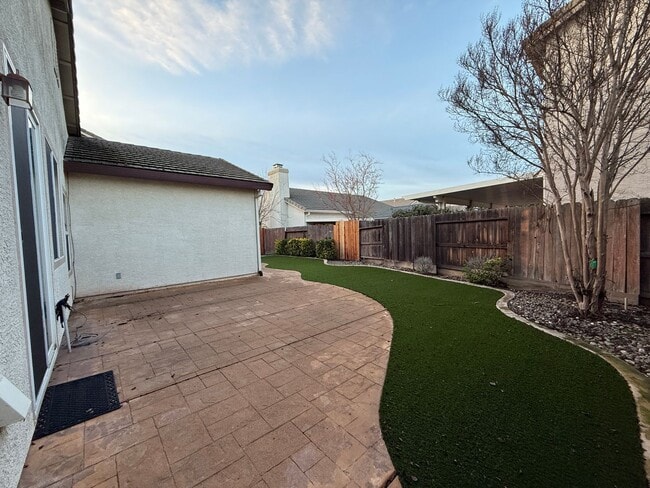 Building Photo - Delightfully Spacious Home!