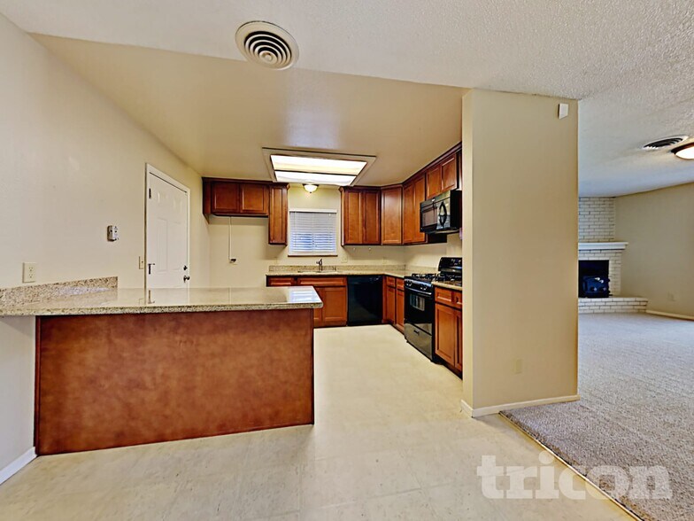 Building Photo - 619 E 24th St