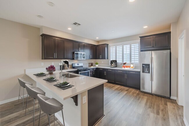 Building Photo - Beautiful Gardena Condominium in Gated Com...