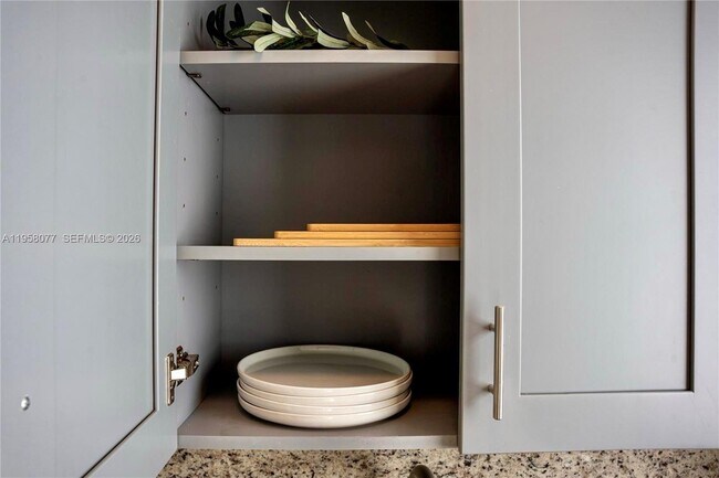 Building Photo - 301 SW 10th Ave