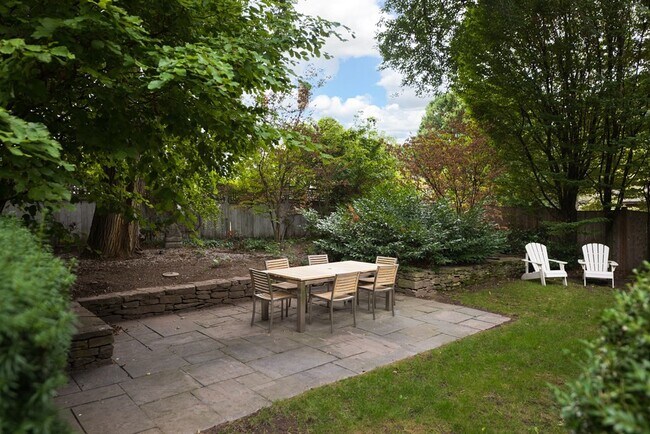 Building Photo - 17 Willow St