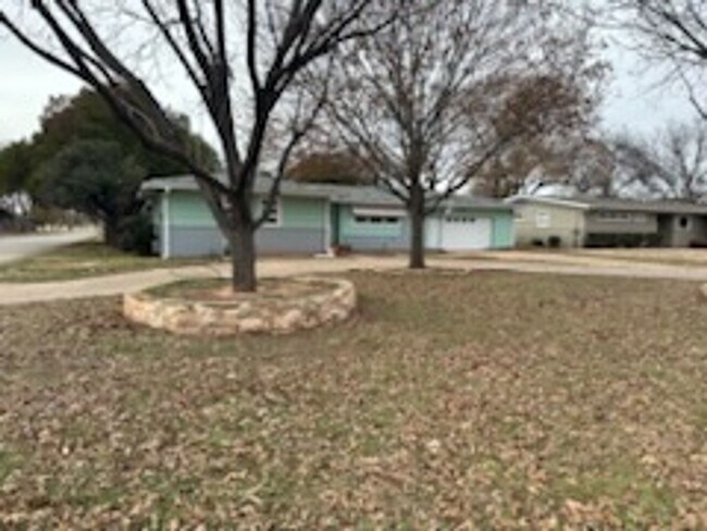 Building Photo - 4616 Lake Park Dr