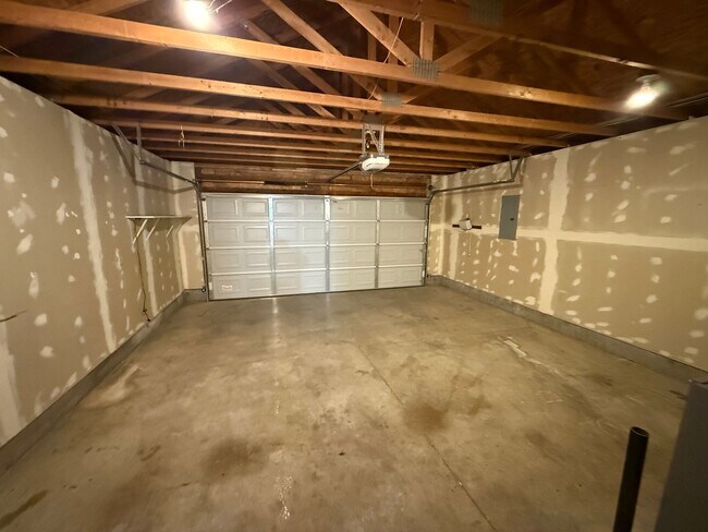 Building Photo - 3 Bedroom 1.5 Bath Home Fenced Yard, Shed ...