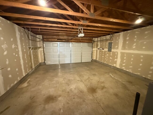 Building Photo - 3 Bedroom Single Story Home on Dead End St...