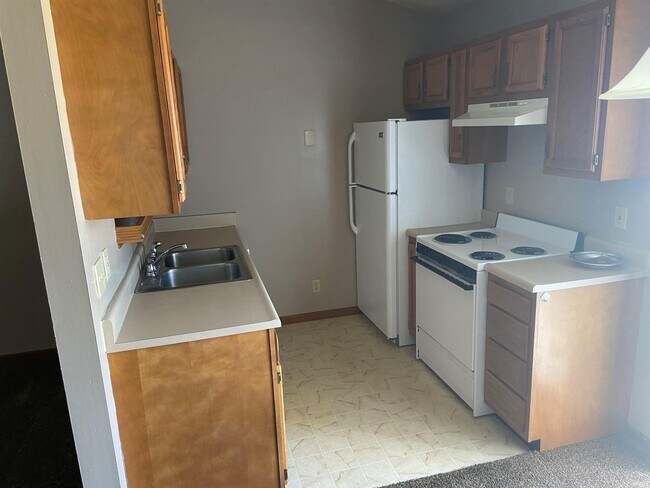 Building Photo - 2835 Plaza Ln