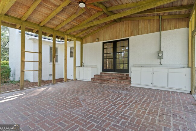 Building Photo - 223 Brookwood Dr