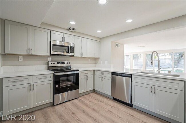 Building Photo - Amazing pool home is great location!!