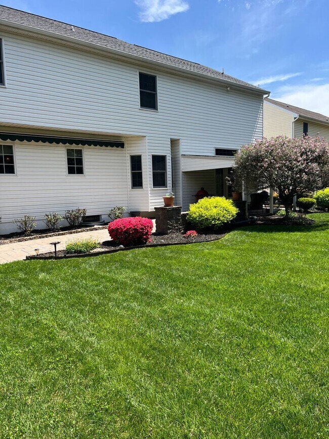 Building Photo - Updated & Landscaped 4 Bedroom, 4 Bath Hom...
