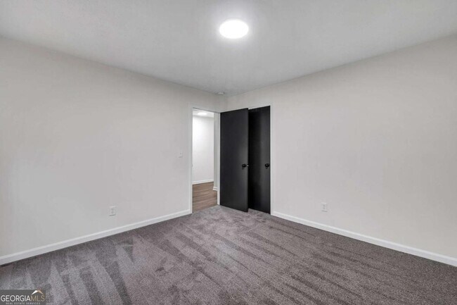 Building Photo - 6881 Hickory Hollow Dr