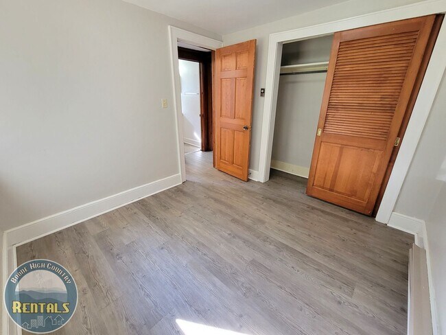 Building Photo - 915 Blowing Rock Rd