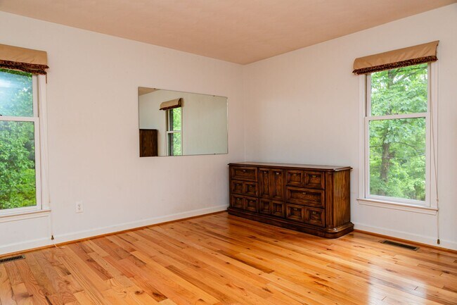 Building Photo - New Listing!