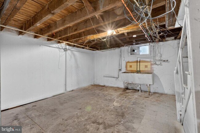 Building Photo - 331 W 21st St