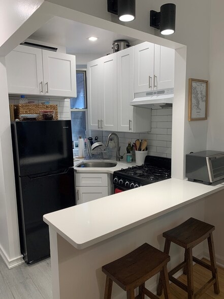 Kitchen - 521 E 81st St